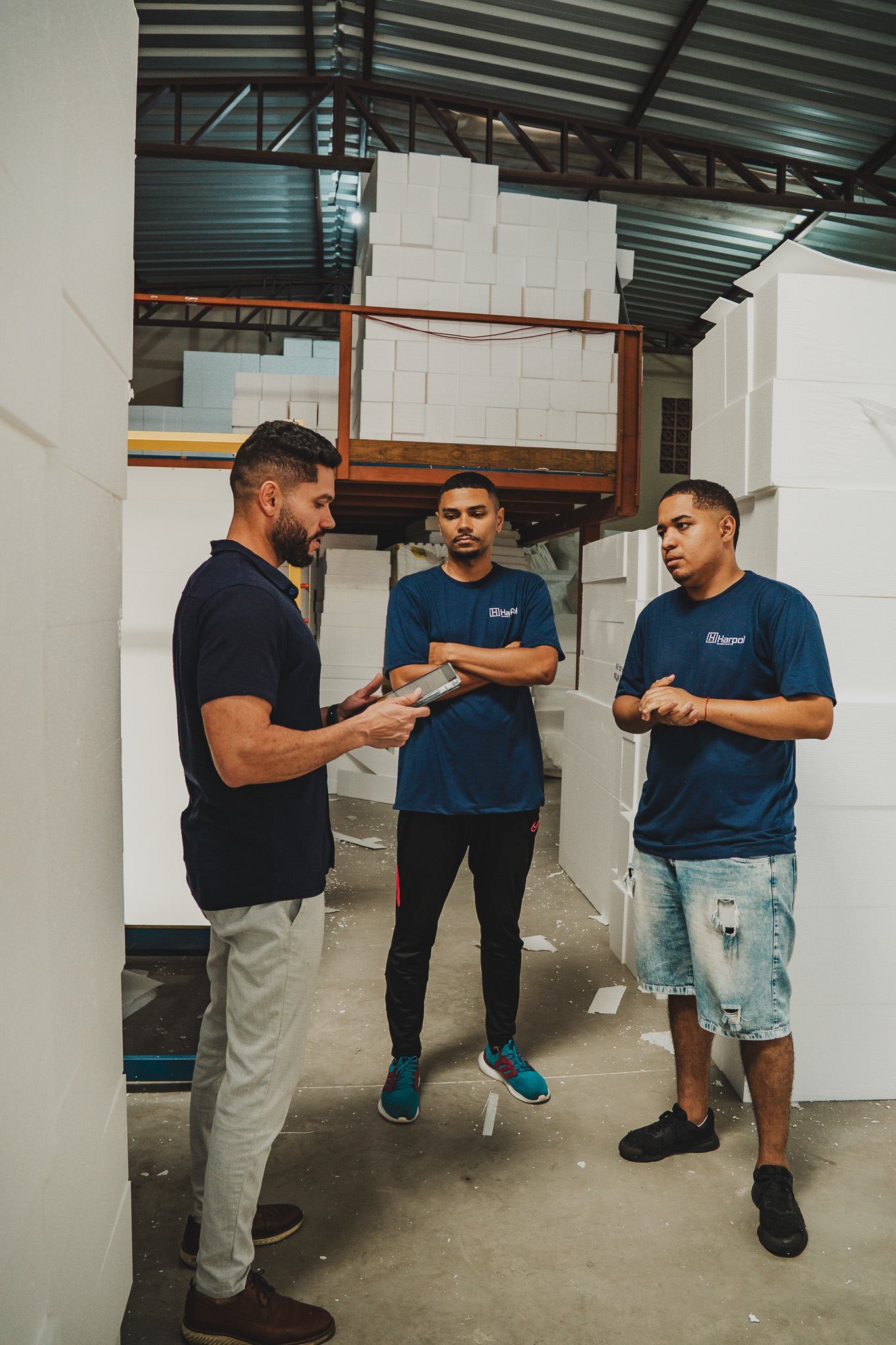 Atendimento consultivo da equipe HARPOL no estoque de Isopor EPS