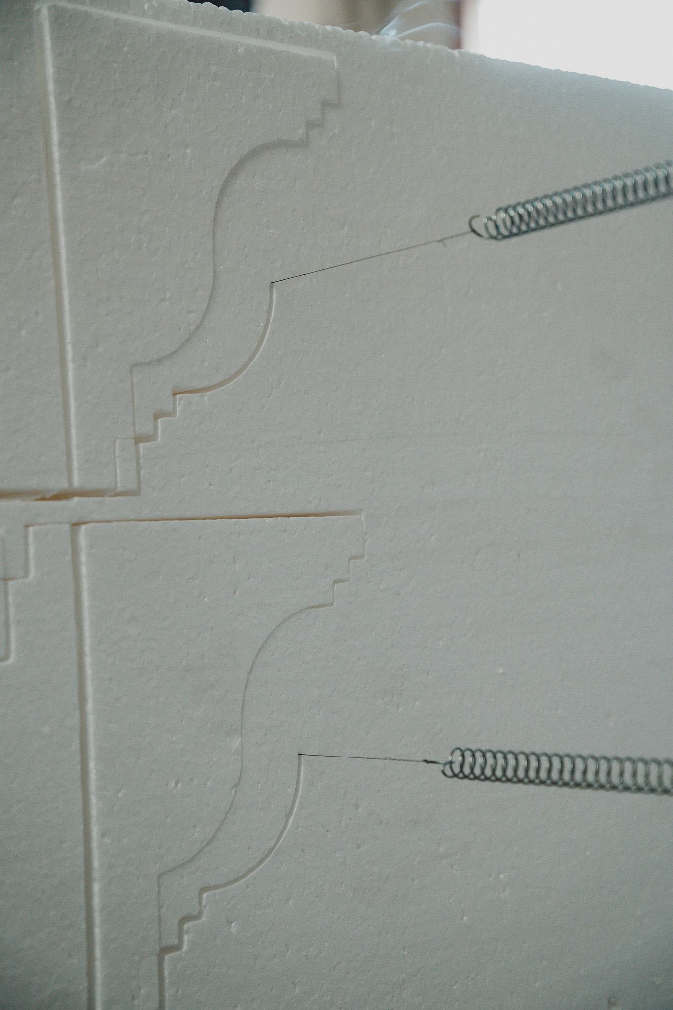 Detalhe de corte de moldura de Isopor EPS com fio quente sob medida